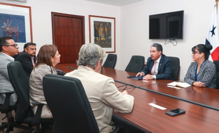 MICI and CAF leaders announcing Panama free zone development alliance