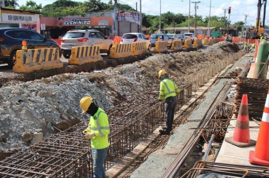 Mop trabajando haciendo un calle nuevo