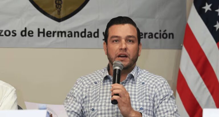 U.S. Ambassador Cabrera with medical team during Amistad 2025 in Chiriquí