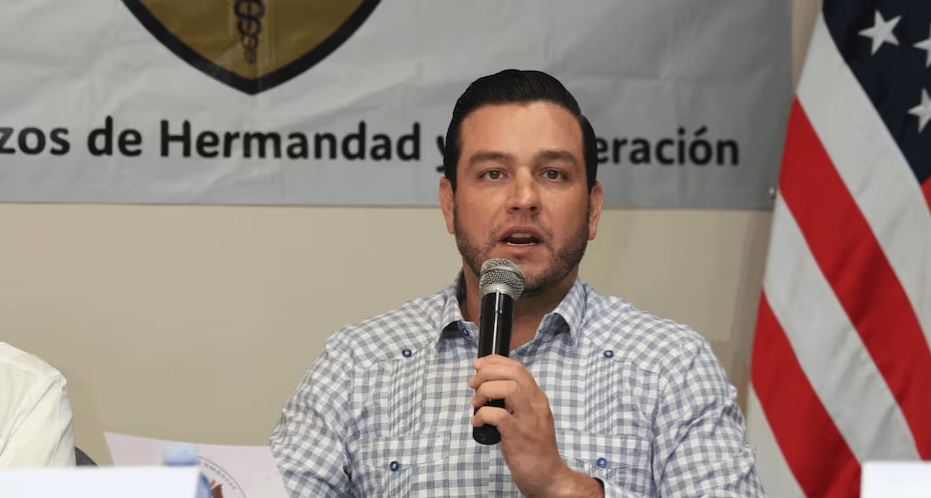 U.S. Ambassador Cabrera with medical team during Amistad 2025 in Chiriquí