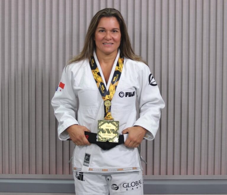 Jennisín Rosanía holding her World Brazilian Jiu-Jitsu Championship gold medal