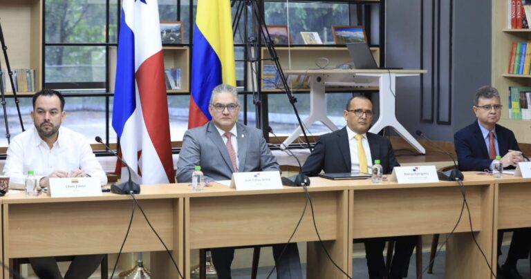 Panama and Colombia leaders discussing energy
