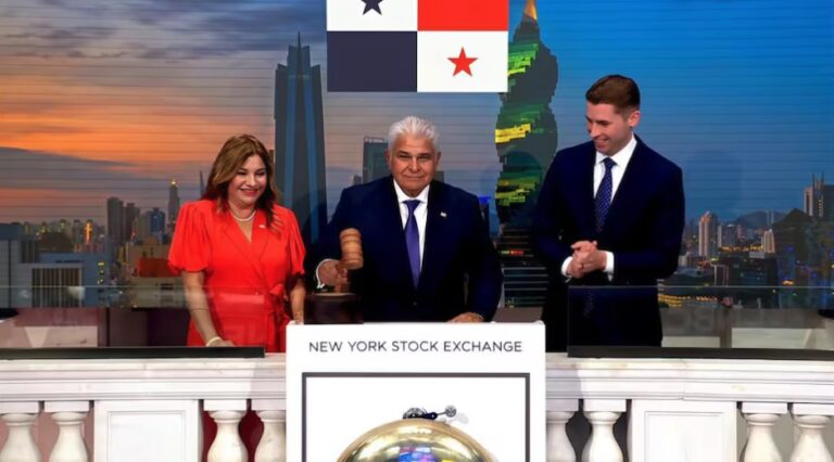 President José Raúl Mulino ringing the opening bell at the New York Stock Exchange