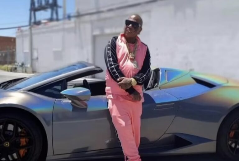 Panamanian urban artist Japanese (Leavitt Eduardo Zambrano) performing live, symbolizing his legacy in Panama’s reggae and reggaetón scene.