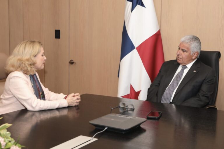 EIB President Nadia Calviño shaking hands with Panamanian President José Raúl Mulino during high-level meeting
