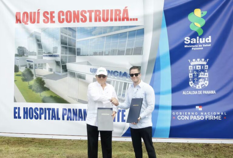 City of Panamá officials handing over land to MINSA for the new hospital in Panamá Norte