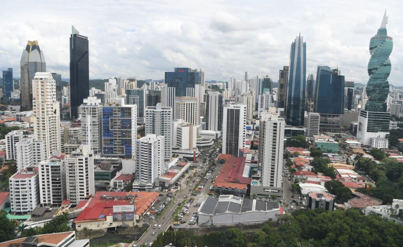 Leaders discussing the Panama fiscal reform and its impact on foreign corporations and tax equity.