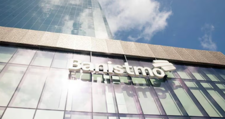 Detailed infographic showing the Banistmo acquisition details and the agreement between Grupo Cibest and Inversiones Cuscatlán.