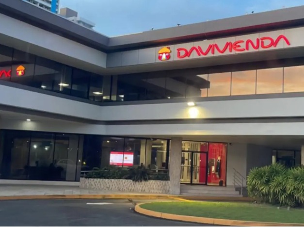 Scotiabank and Davivienda executives completing the Davivienda Scotiabank Merger and Banking Integration in the Panama Financial Hub.