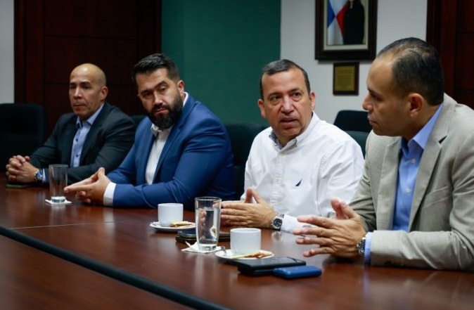 Minister Julio Moltó meets with Colombian and Venezuelan business leaders to discuss Panama commercial expansion projects.