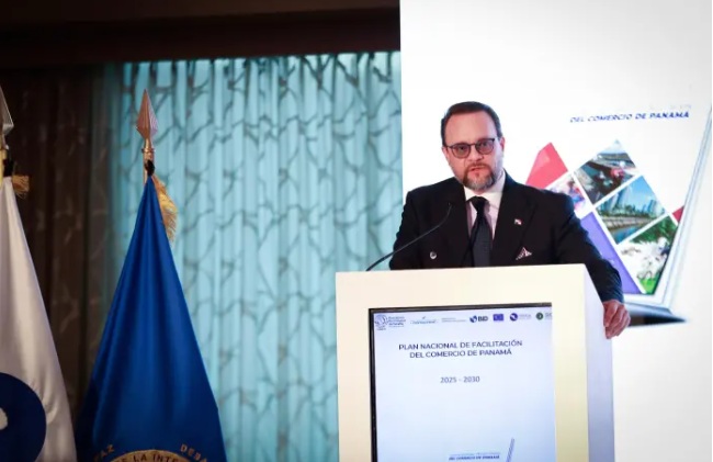 Officials from the Trade and Industries Ministry (MICI) reviewing the Panama foreign trade roadmap for modernization.