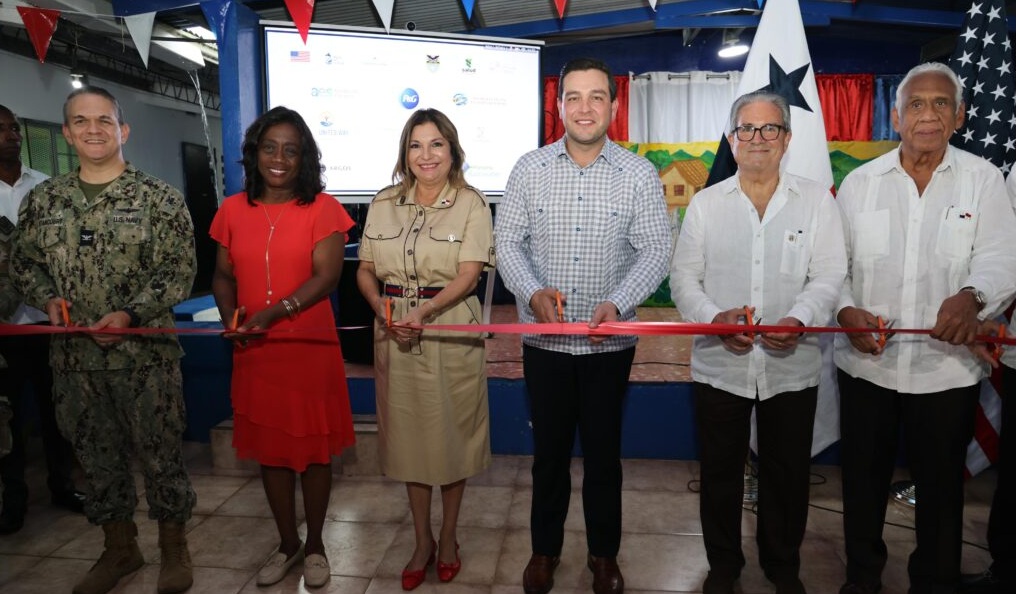 US Ambassador and First Lady of Panama inaugurating the new rainwater harvesting system for Panama school water under the Water in your Classroom program.