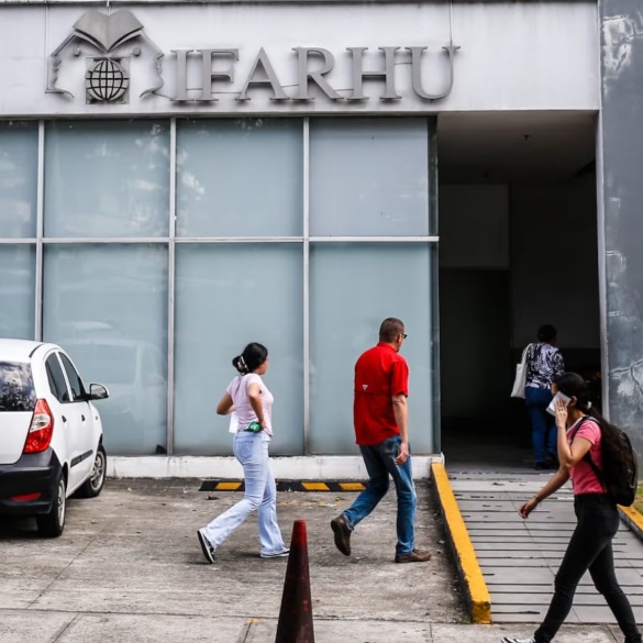 Students applying for IFARHU Panama Scholarships and student financial aid in 2026.