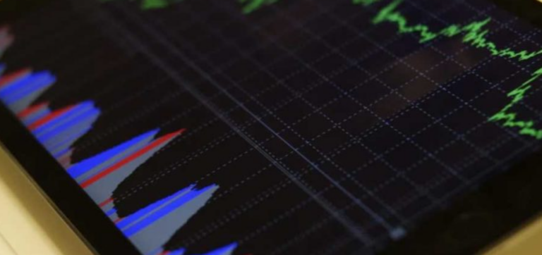 Diplomats discussing Panama-Ecuador trade relations and a new preferential trade agreement for the region.