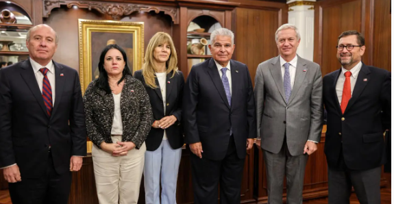 Diagram showing the Chile Panama Canal status and the projected maritime trade leadership routes for 2026.