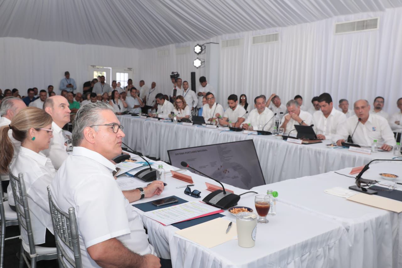 Officials presenting the National Study of Panama Logistics Costs to improve supply chain efficiency and trade competitiveness.