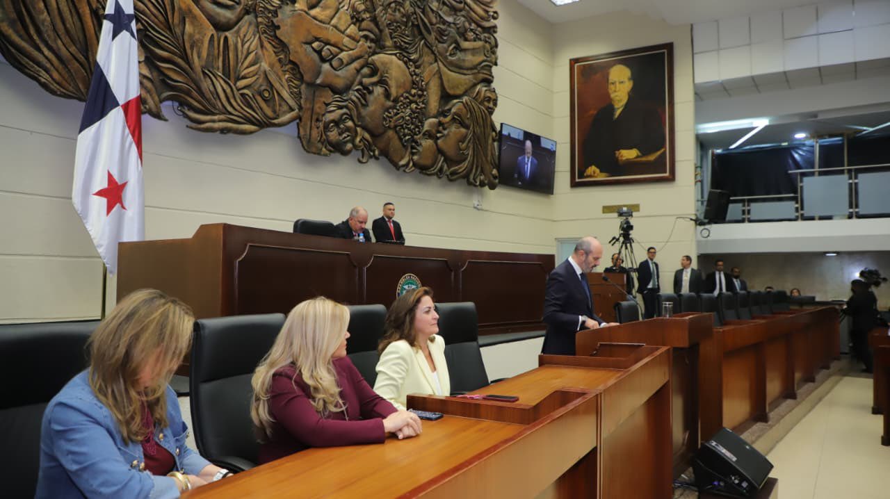 Spanish Senate President discussing the Strategic Panama Hub and Euro-Latin American relations in Panama City.