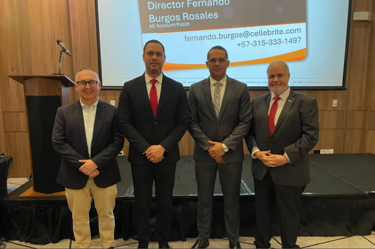 Panama experts performing digital forensic analysis on mobile devices and computers.