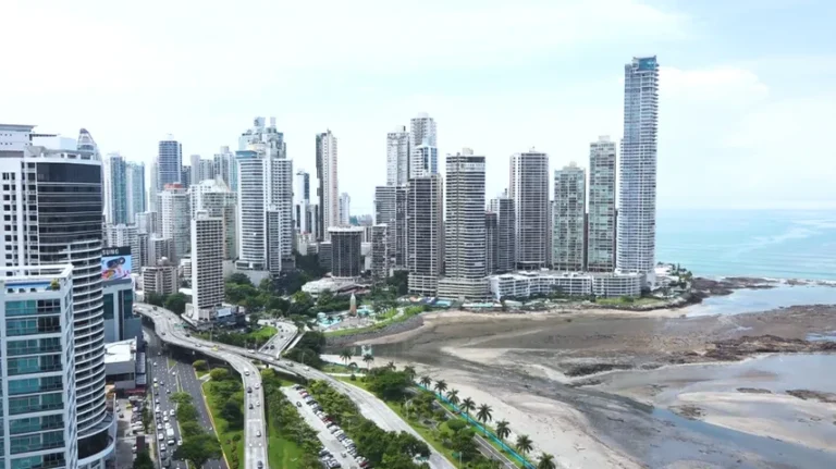 Pristine skyline representing high Panama air quality and low pollution levels.