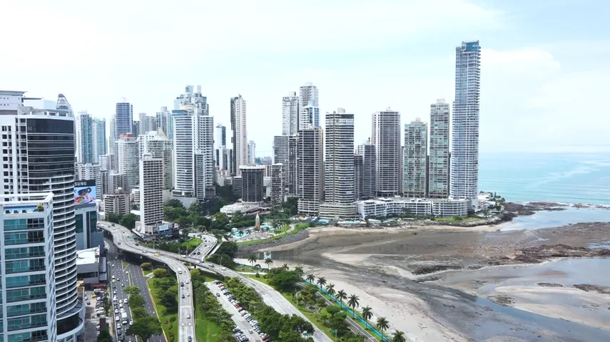 Pristine skyline representing high Panama air quality and low pollution levels.