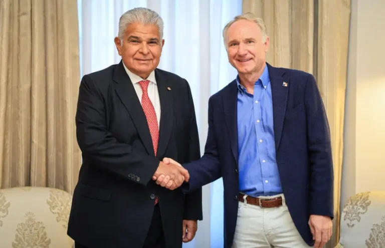 President Mulino welcoming the author of The Da Vinci Code during the official Dan Brown Panama visit to discuss culture.