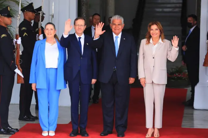 President Mulino welcoming the Israel President Panama visit at the Presidential Palace.