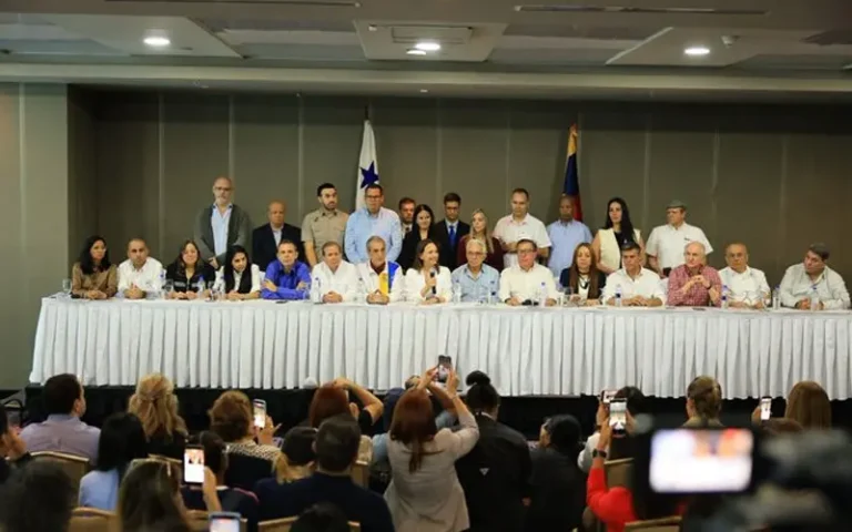 Democratic coalition leaders announcing the official Panama Manifesto agreement for a political negotiation process.