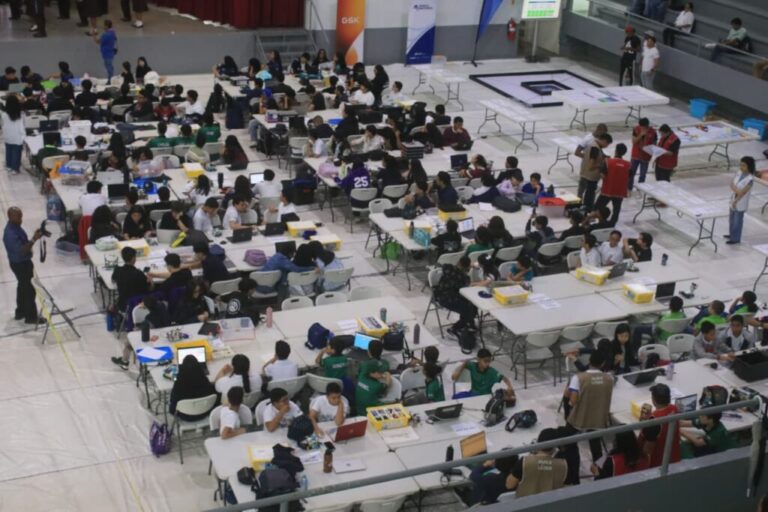 Young students working on autonomous programming models for the upcoming Panama world robotics olympiad qualifiers.