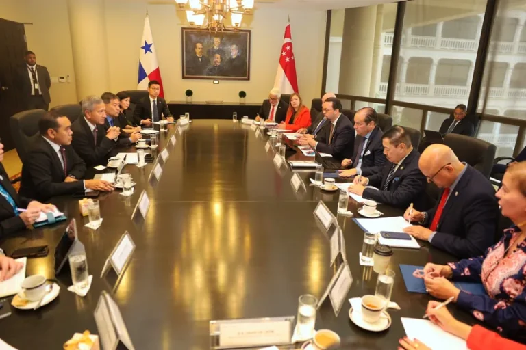 Diplomatic representatives shaking hands to strengthen Panama singapore bilateral trade and boost foreign investment.