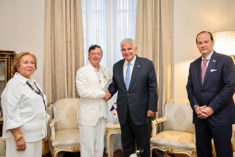 Panamanian President José Raúl Mulino meeting with regional leaders to promote regional integration and trade.