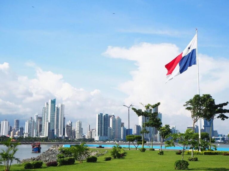 International financial advisors presenting the benefits of the official Panama investment migration programs during a conference in Paris.