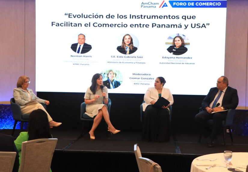Vice Minister Eida Sáiz speaking at AmCham forum regarding Panama US trade opportunities and logistics growth.