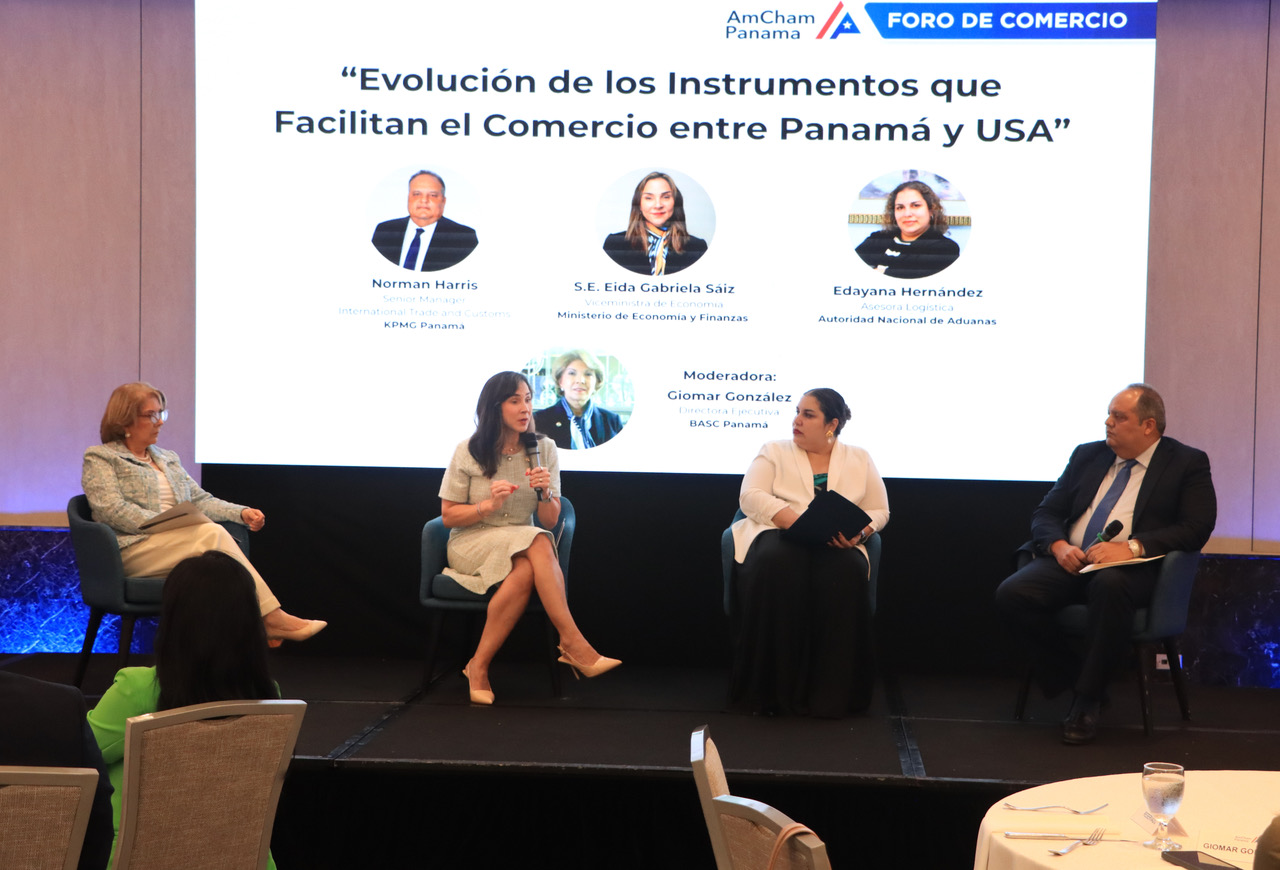Vice Minister Eida Sáiz speaking at AmCham forum regarding Panama US trade opportunities and logistics growth.