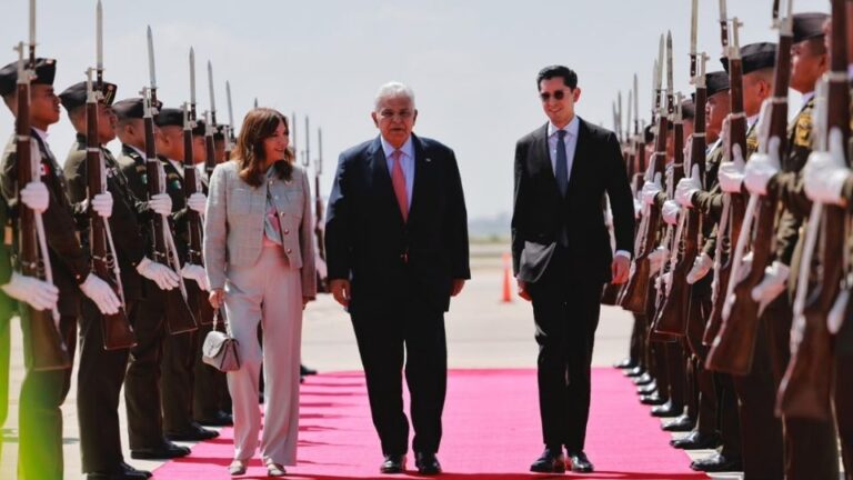 Panamanian President Jose Raul Mulino and Mexican President Claudia Sheinbaum during their bilateral summit to enhance Mexico Panama relations.