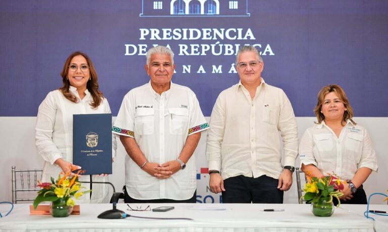 Signatories celebrating the agreement for Panama logistics talent training between INADEH ITSE and the Presidency.