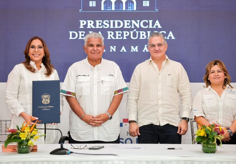 Signatories celebrating the agreement for Panama logistics talent training between INADEH ITSE and the Presidency.