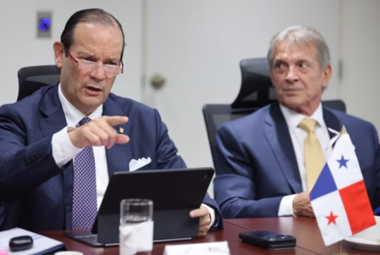 Foreign Minister Javier Martínez-Acha discussing SICA member balance and institutional reform during a meeting in El Salvador.