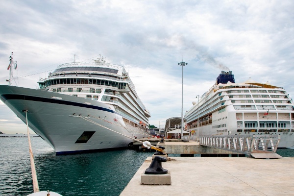 Cruise liner docked at port celebrating Panama cruise sector growth during the peak season.
