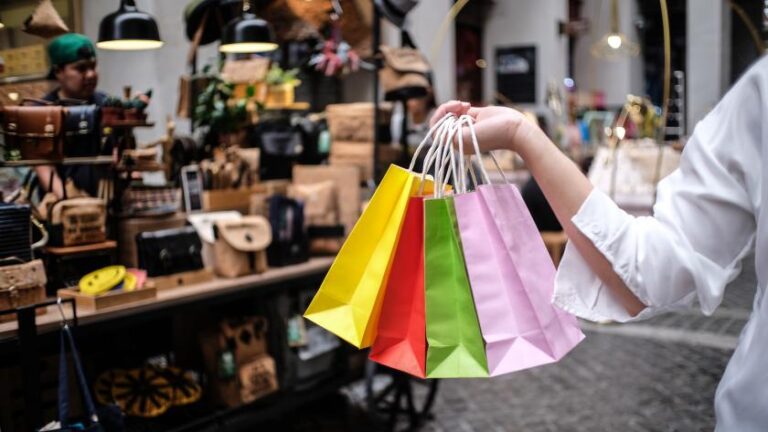 International visitors shopping in Madrid during the Madrid shopping tourism campaign promotion.