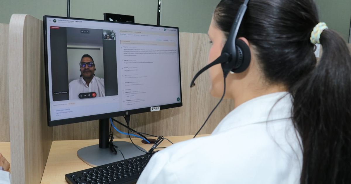 Patient using Panama telehealth platforms on a smartphone to schedule online medical appointments.